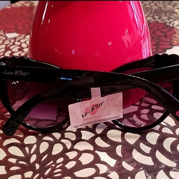 NWT Betsey Johnson sunglasses - Picture 2 of 6